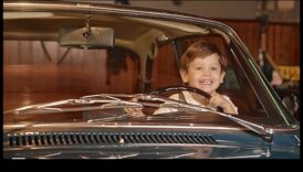 القيادة عبر الذكريات: السيارات الكلاسيكية والرحلات العاطفية