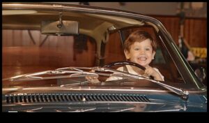 القيادة عبر الذكريات: السيارات الكلاسيكية والرحلات العاطفية