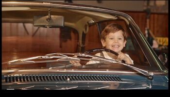 القيادة عبر الذكريات: السيارات الكلاسيكية والرحلات العاطفية