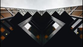 التماثل الطيفي: تناغم العناصر مع أساليب التصوير المعماري