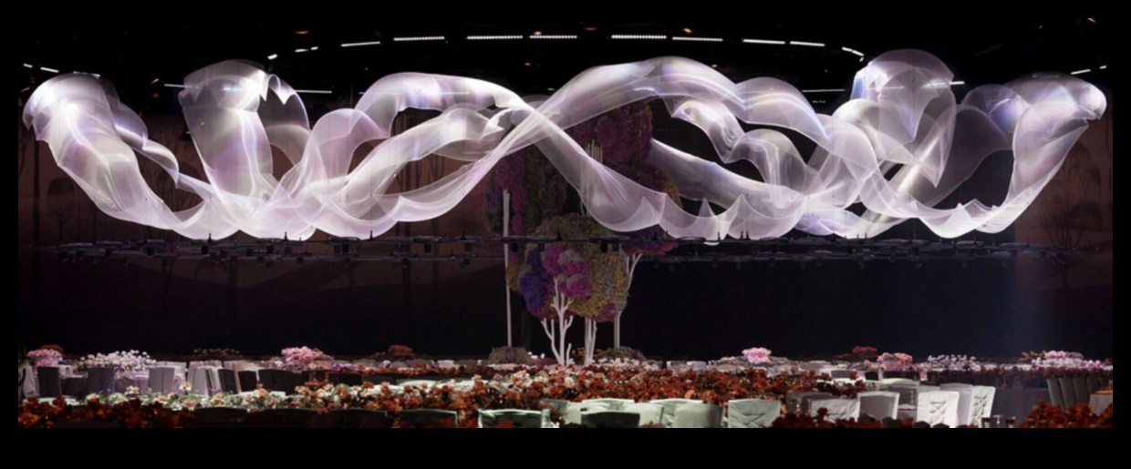 أناقة أثيرية: الأقمشة الخفيفة تحتل مركز الصدارة