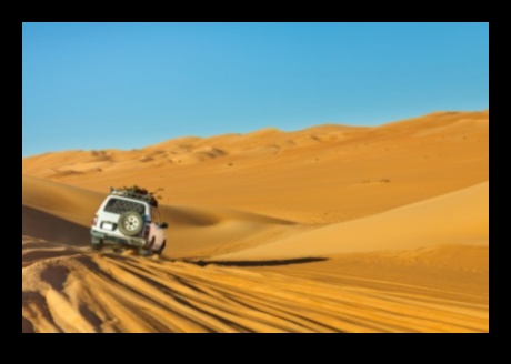 أحلام الصحراء: مركبات الطرق الوعرة تتعامل مع الرمال ببراعة لا مثيل لها