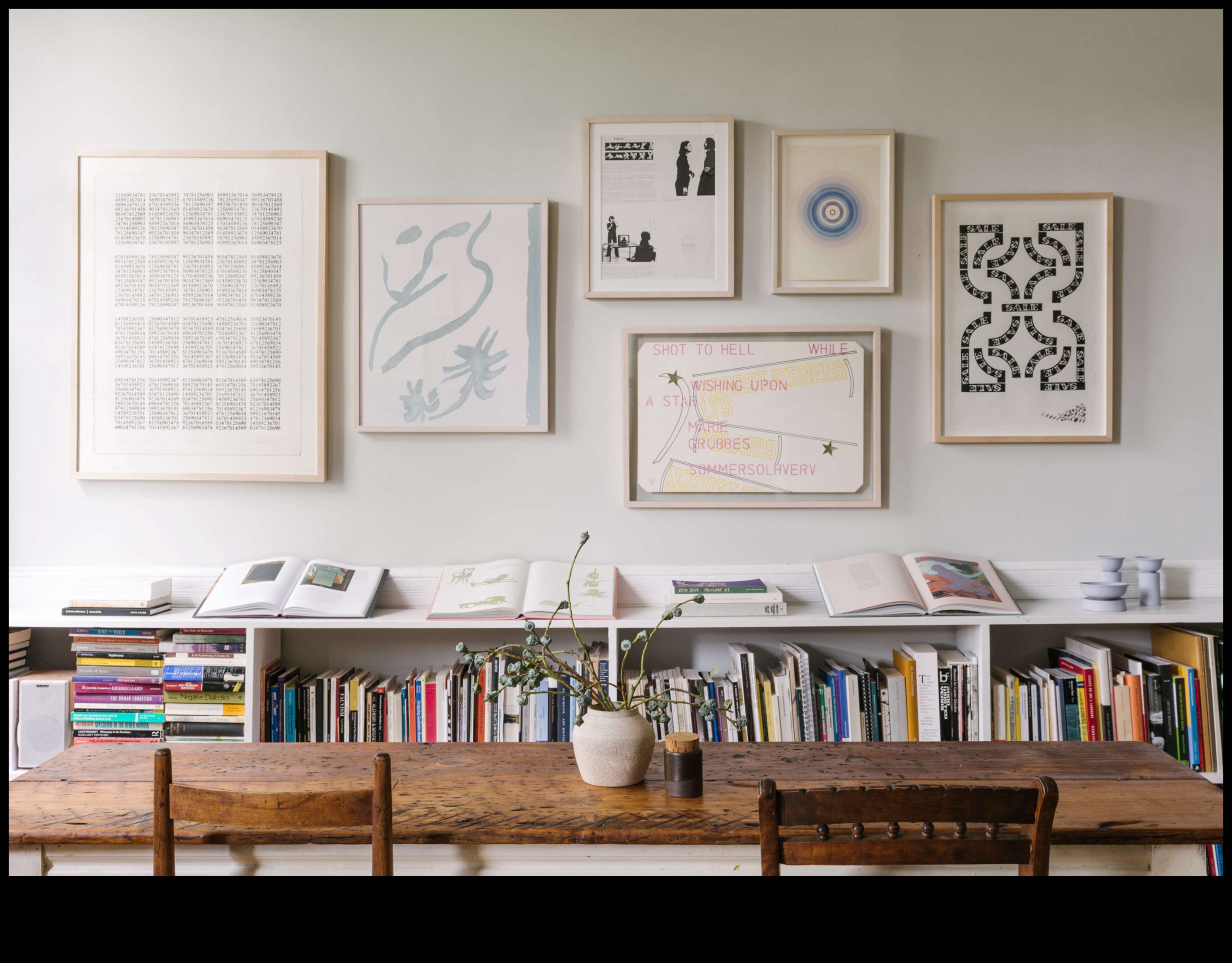 من المنصة إلى الأريكة: دليل مصمم الأزياء والديكور الداخلي