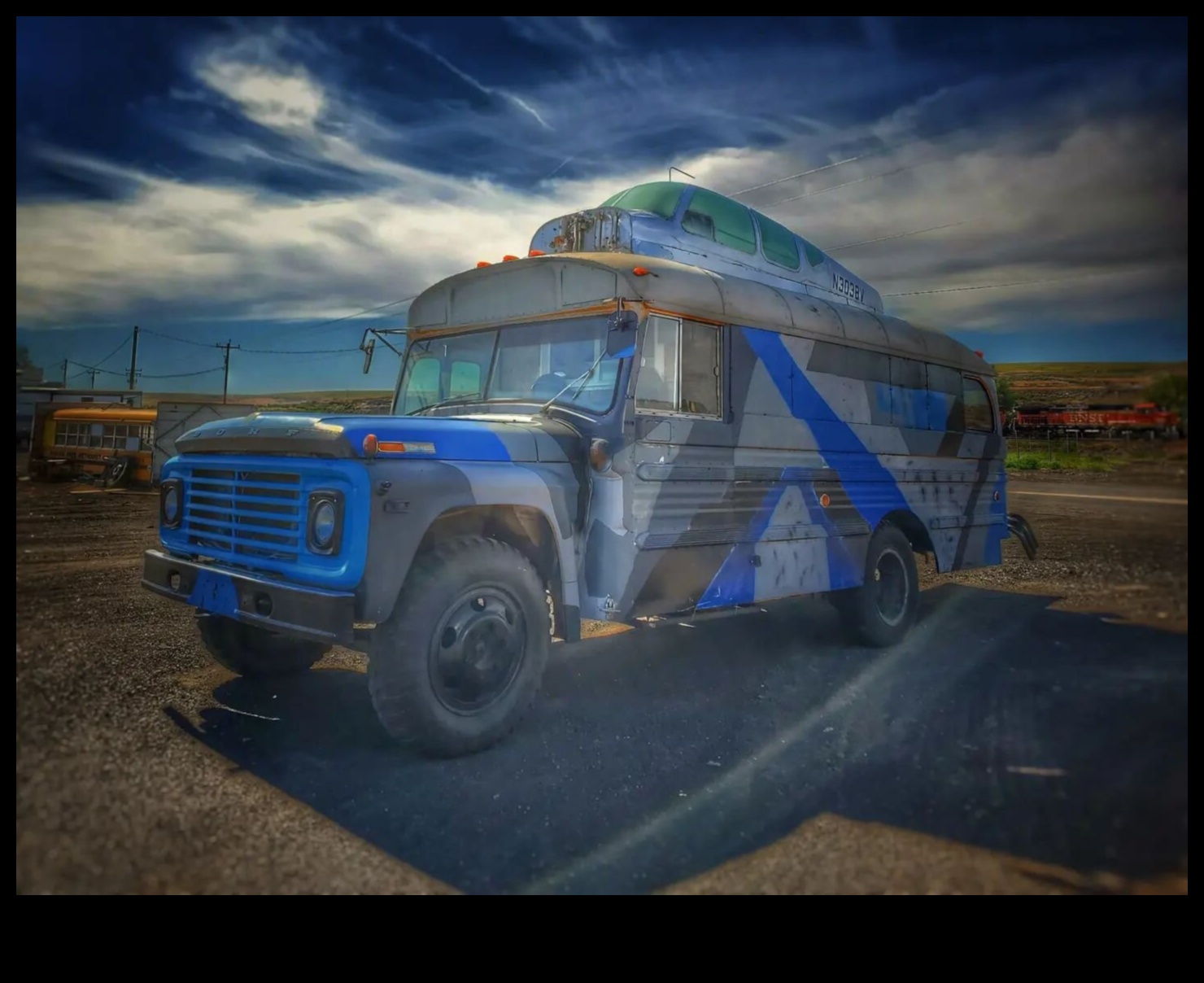 تأملات على جانب الطريق: القصص وراء النقل بالشاحنات التجارية