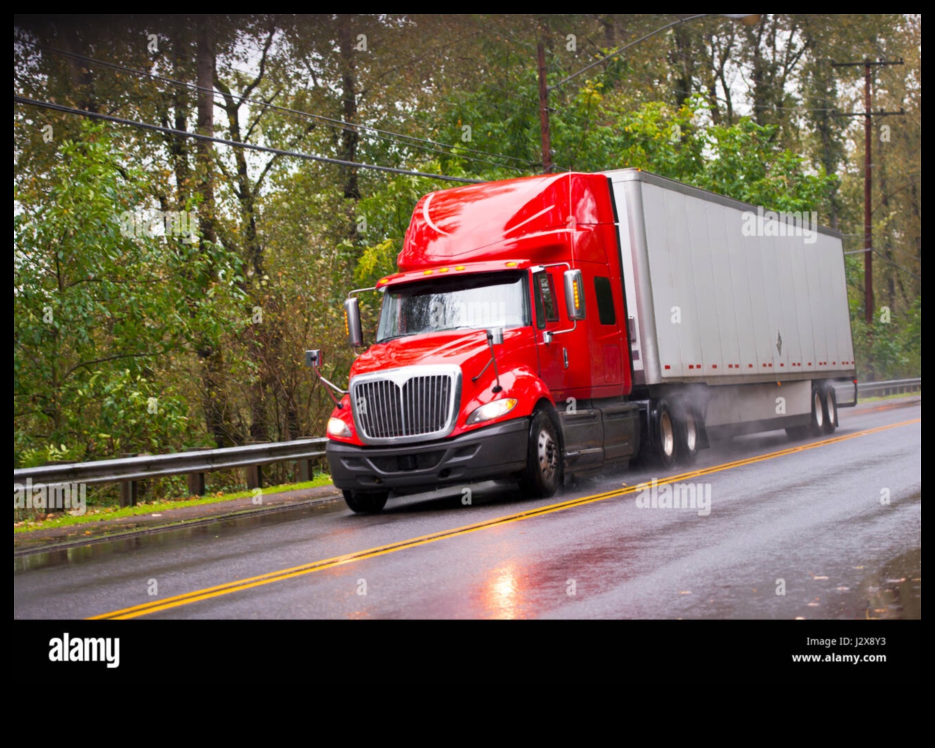 تأملات على جانب الطريق: القصص وراء النقل بالشاحنات التجارية