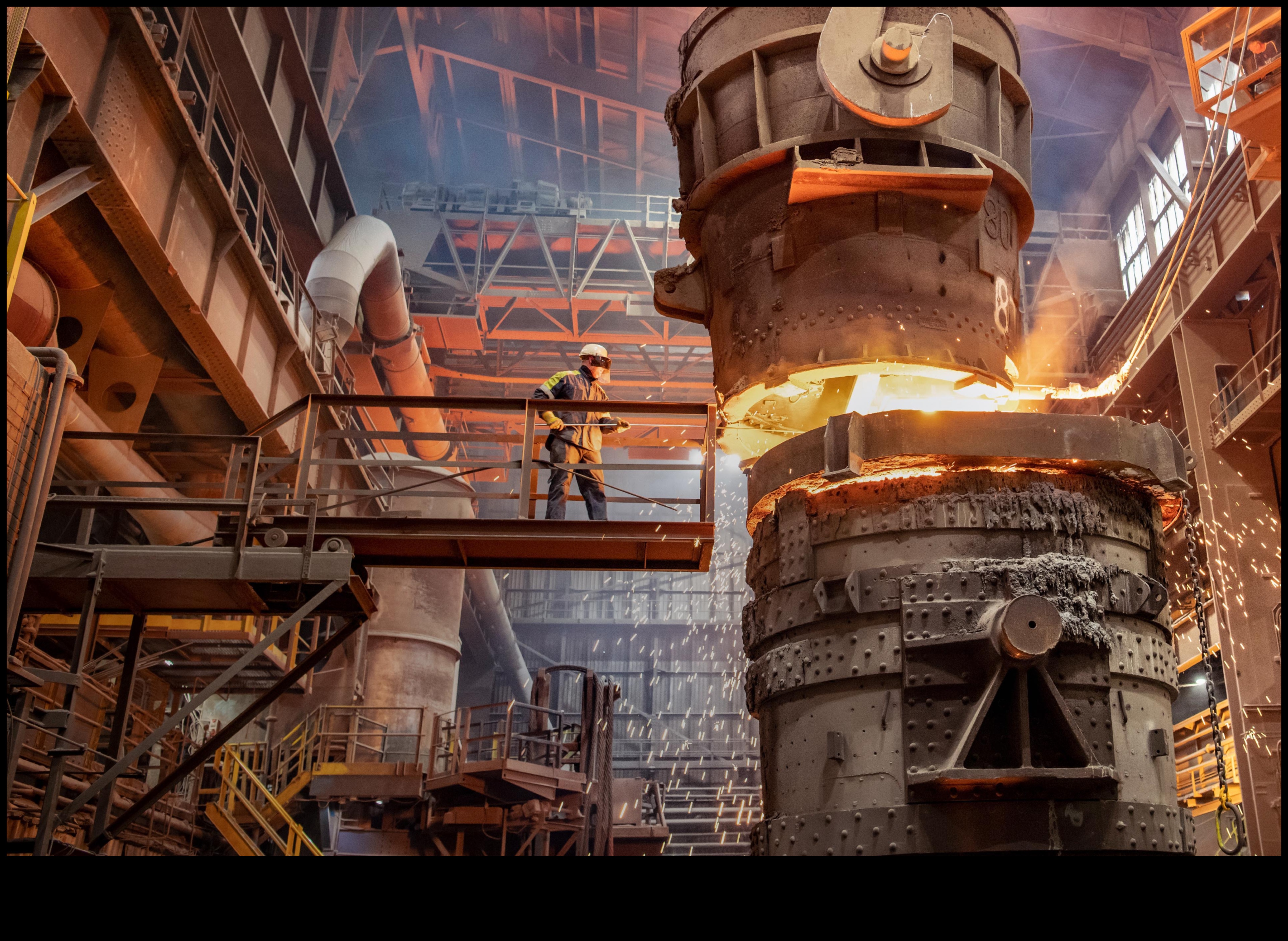 كيف حول عمالقة المعادن الثقيلة صناعة البناء والتشييد 3 عمالقة المعادن الثقيلة: الشاحنات التي حولت صناعة البناء والتشييد