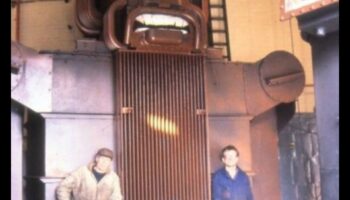 عمالقة المعادن الثقيلة: الشاحنات التي حولت صناعة البناء والتشييد